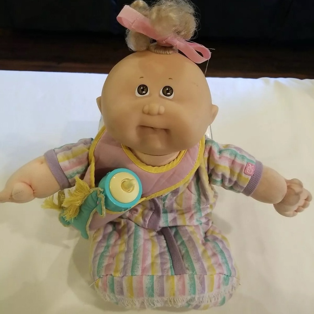 1989 Sippin Cabbage Patch Kid W/ ORIGINAL BIB, BOTTLE, SLEEPING SACK.
